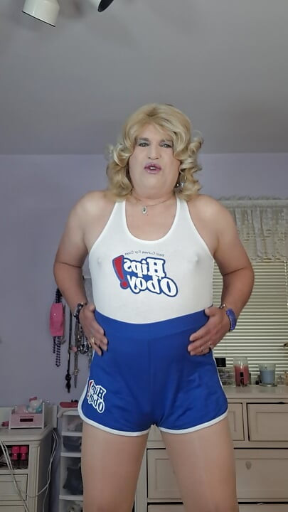 Η κυρία Julie με γάμησε με ένα λουράκι!