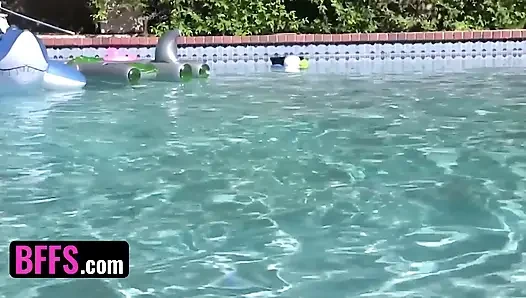 Bffs - keisha grey dan pacar nakalnya dengan bikini liar di musim panas di tepi kolam renang