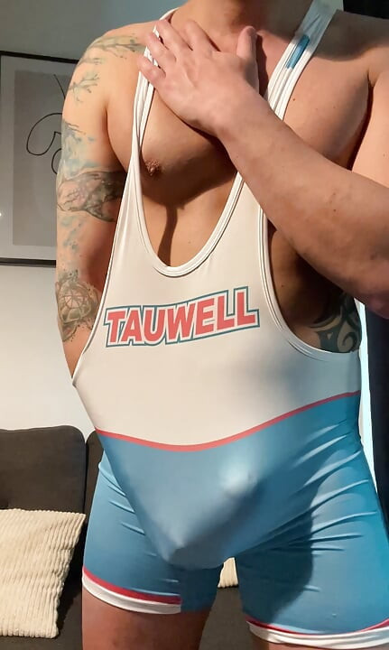 Jock licin dalam singlet gusti melancap dan memancut