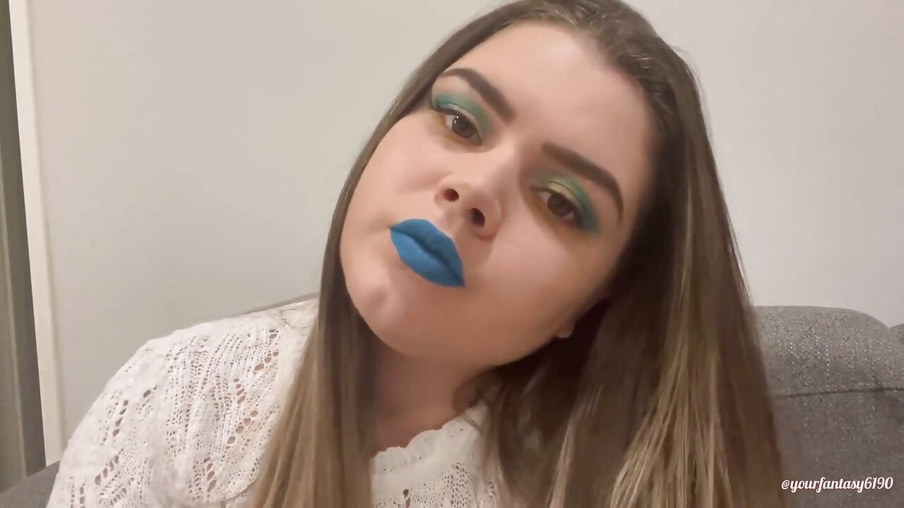 Jugar con humo con lápiz labial azul claro