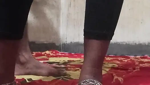 Hintli evli kadın tam dans ediyor