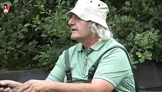 Balıkçının arkadaşı, edepsiz yaşlı adam hayat gösterisi yapıyor