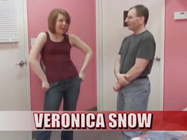 Veronica Snow在一个幸运的家伙身上展示她的口交技巧