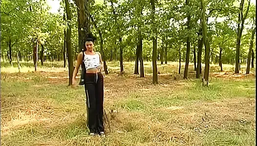 Esmer kadın açık havada salatalık ile eğleniyor