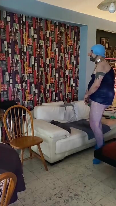 Брудна сіссі повія в синьому вбранні грає, жорсткий секс з дупи в рот