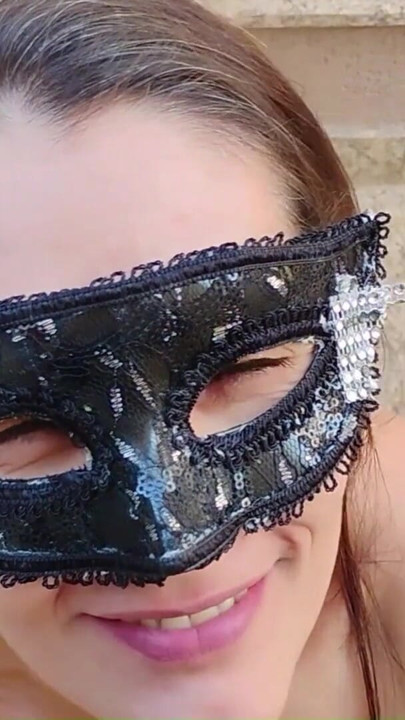 美麗胸部女孩在婆婆家後院心甘情願地吸吮未婚夫的雞巴 | 短片 2