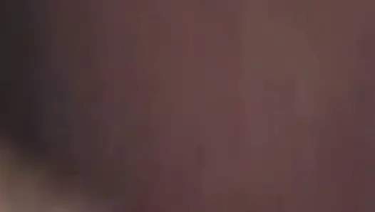 Reife MILf stöhnt, während sie dicken schwanz tief nimmt