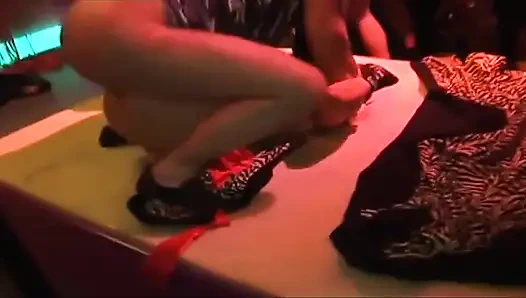 Olgun hatun grup çılgınlığında çılgınca fışkırtana kadar derine yumruk sokuyor