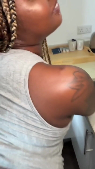 Pov ébano cadela fodida em cozinha - preto no calor preto | Clipe 1