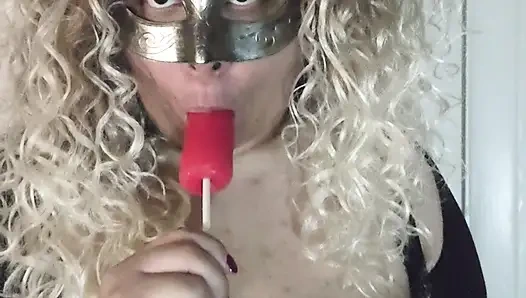 Kitty Rosario yarak lolipopu emiyor