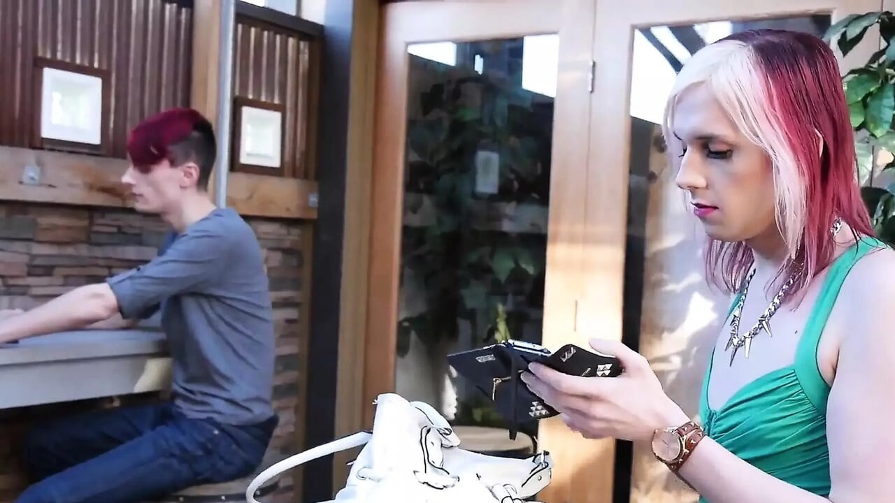 痴女トランスがお尻ファックと顔