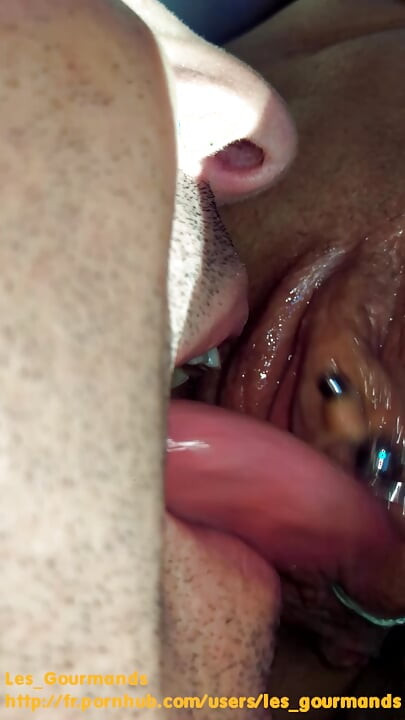 Můj manžel jí můj klitoris piercing.