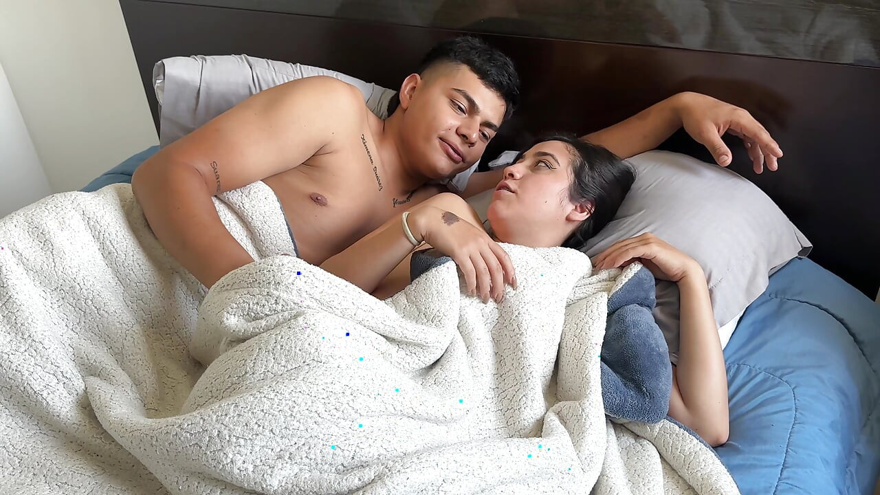 Jeg deler hotelværelse med min Latina bedste veninde, og jeg knepper hendes enorme røv, jeg hævner mig på hendes lækre fisse. Sex med ManuelaAlvarez