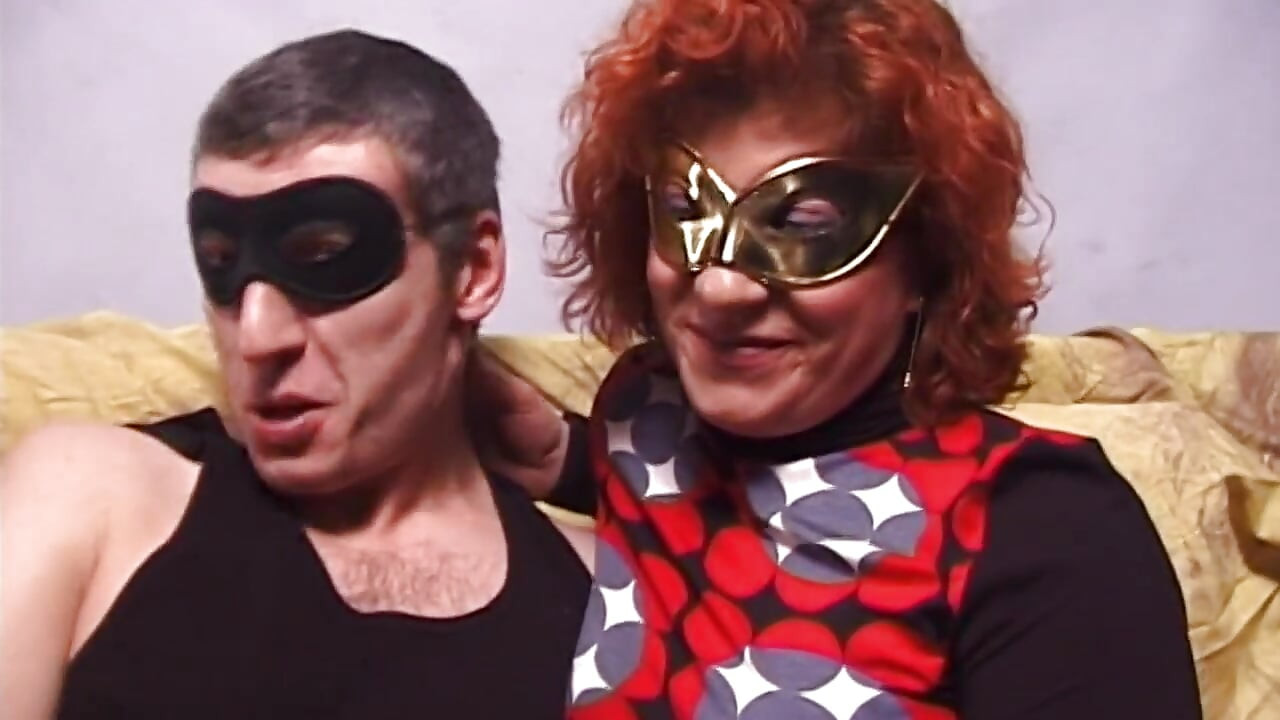 Dziwna amatorska para lubi się ruchać przed kamerą
