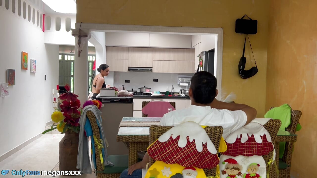 Cel din toaletă își arată curul uriaș