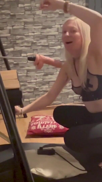 Unvergesslicher moment aus "Üben, meine kehle ficken mit meiner fickmaschine"