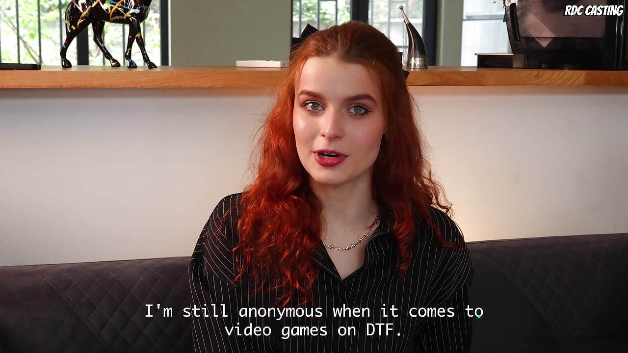 Primul interviu real cu noua Janet Sharon. Fata s-a dovedit a fi o adevărată curvă hardcore!