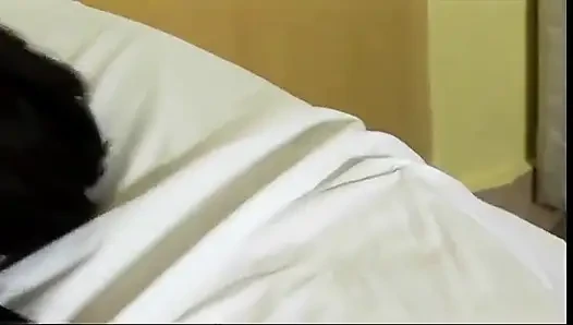 Schönes dickes amateur-mädchen lutscht schwanz und wird ins gesicht gespritzt