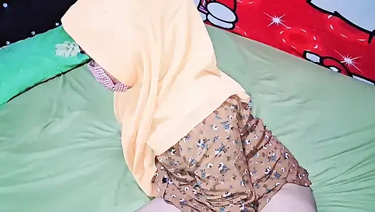 Трахает 21-летнюю девушку в хиджабе и учится анальному сексу с её задницей, она кричит — каринсянтика