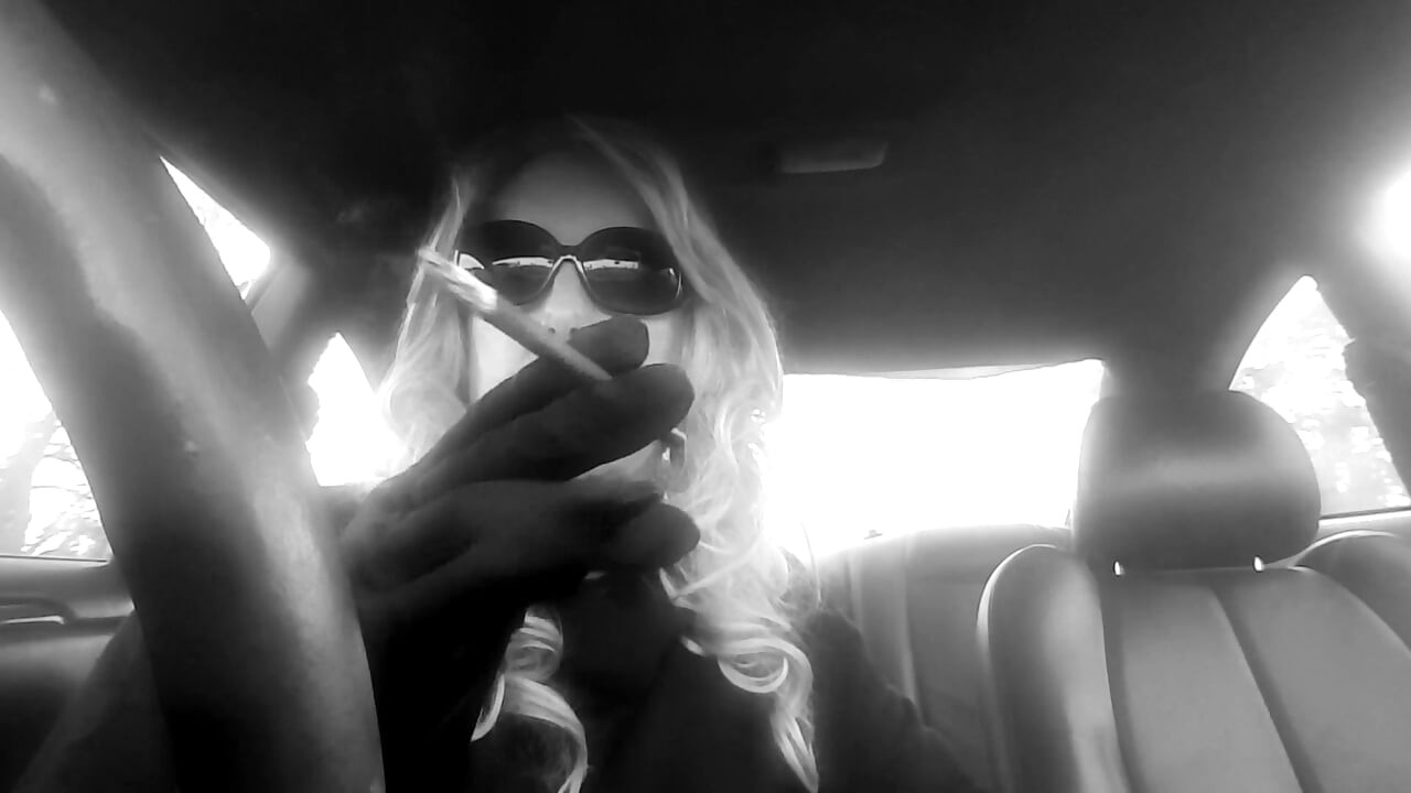 BLONDE MATURE MRS. ROMAN CAR SMOKING MORE 120 MENTHOLS