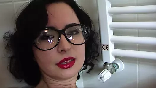 Un pervers à lunettes se déchaîne