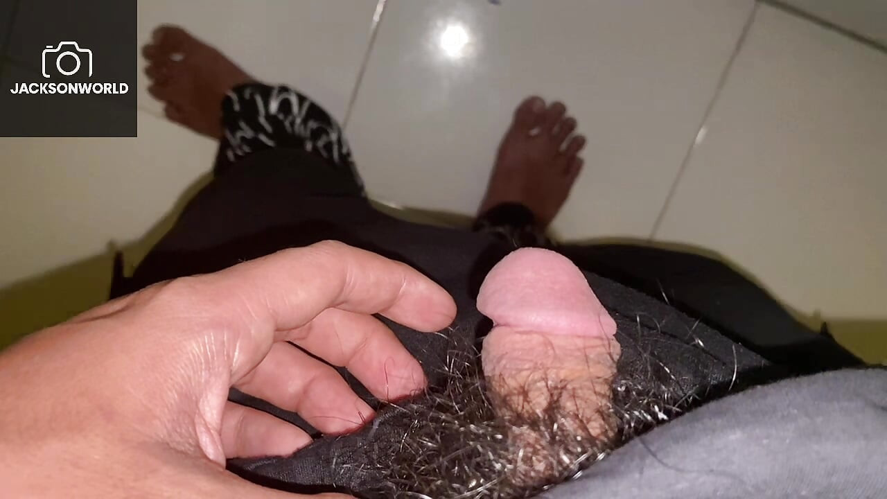 Sam u tihoj sobi uživam u svom privatnom trenutku opuštanja