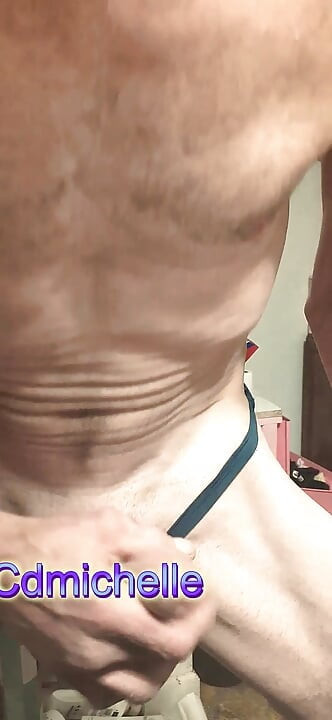 Crossdresser Michelle pronašao par gaćica kako leže na podu praonice rublja, reklama