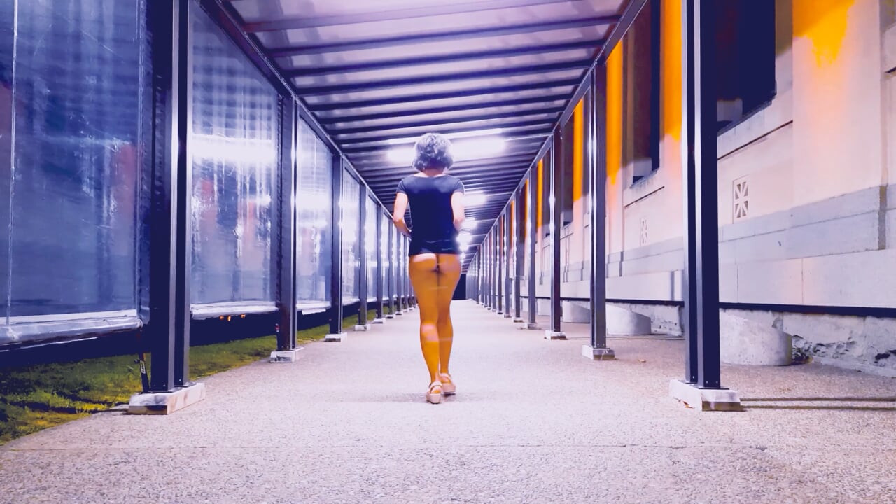 Wyld Yasmin dançando e se mostrando em público