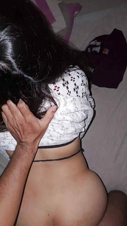 Una chica de la escuela india invitó a su novio a casa y folló cuando sus padres no estaban