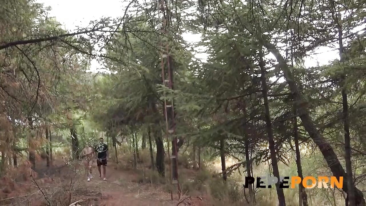 Trio public avec un couple marié - un mari veut offrir une surprise sexy à sa femme Candy Fly