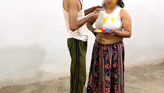 Holi khelne aayi indian bhabhi ko lund chudwa ke patak ke chod diya