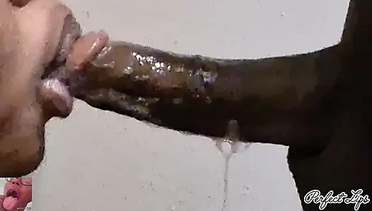 Yumuşak dudaklar yarak emiyor