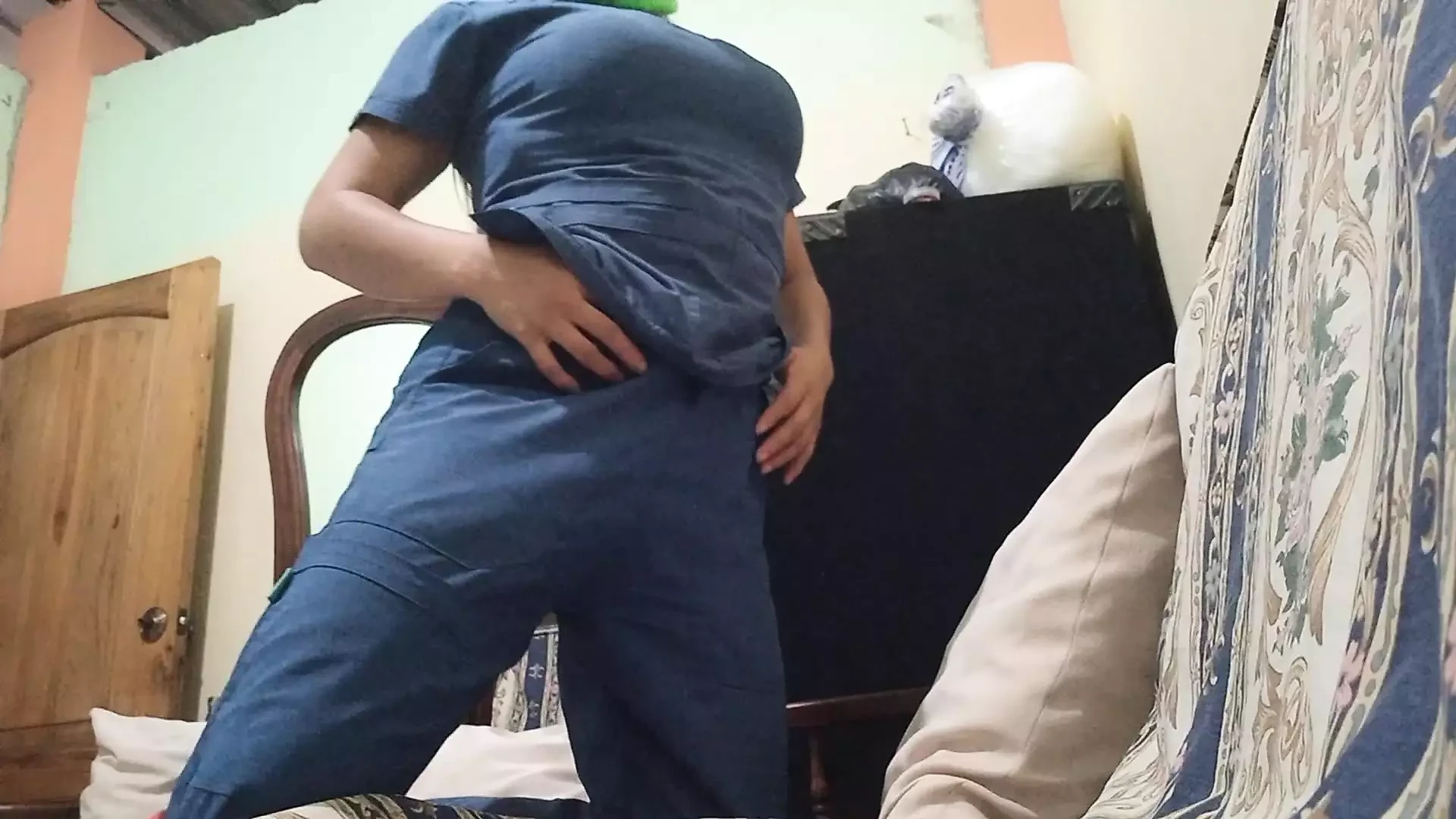 Styvmor med vackra ögon gör hemlagad porr hemma hos sin chef