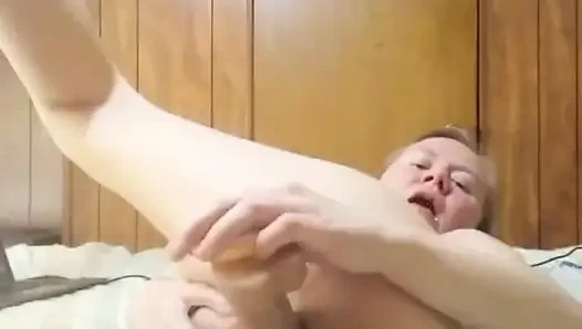 Istri lagi sendirian di depan kamera