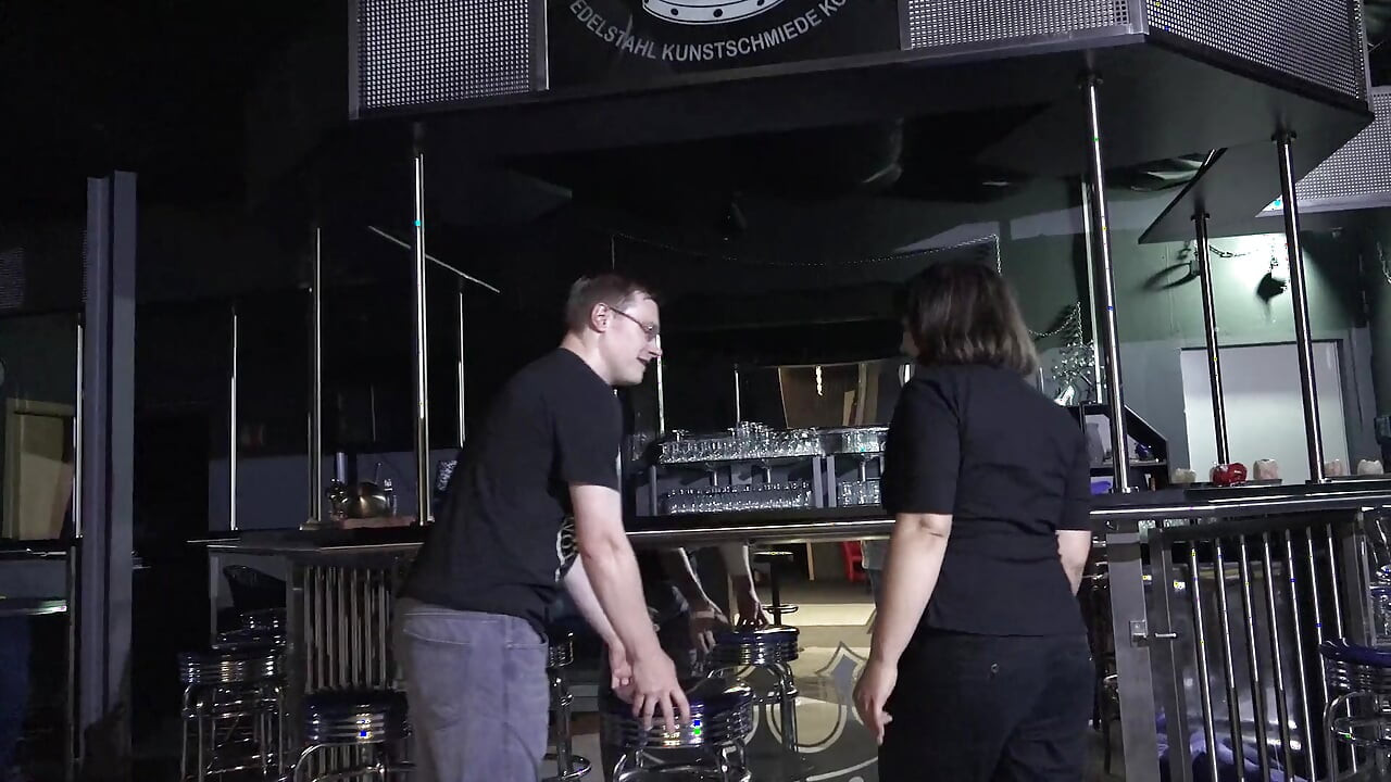 Hatun iki yarağı emdikten ve sikişten sonra ağzına boşalıyor