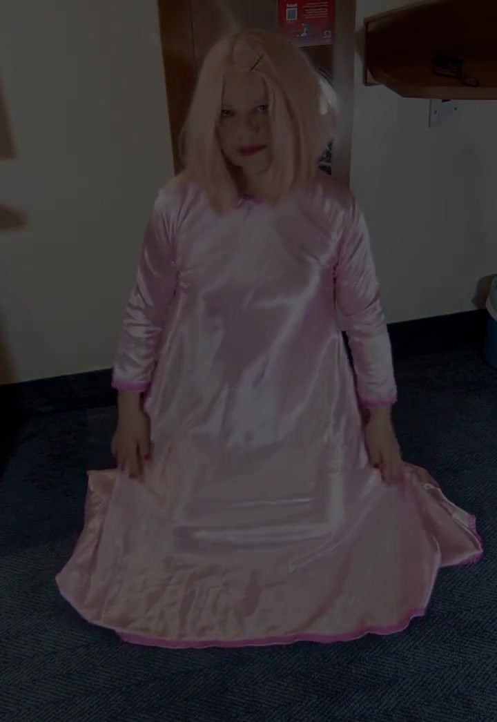 超光沢のあるセクシーなピンクサテンのホット女装