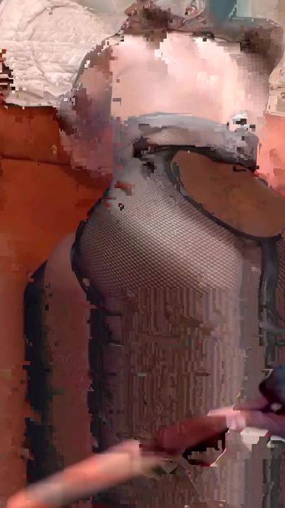 黄金の女神がオムギアナの渇望するボトムに罰を与える