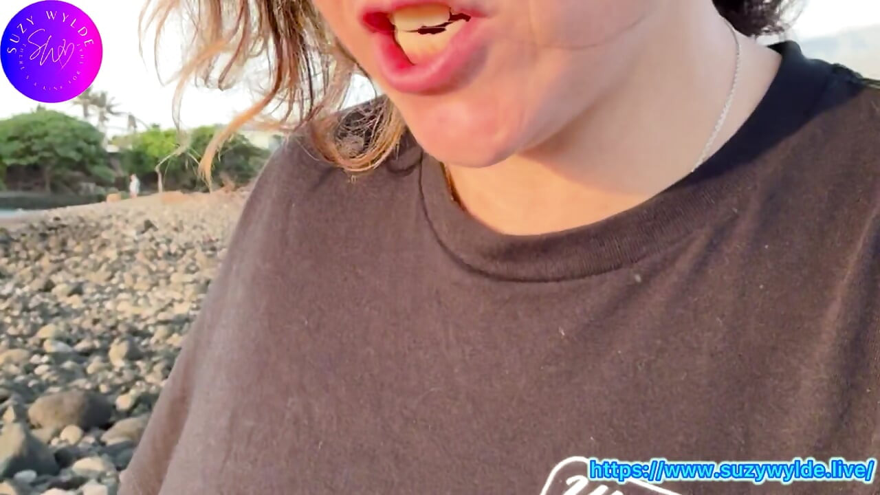 Suzy Wylde ile deniz kenarında fışkırtıyor