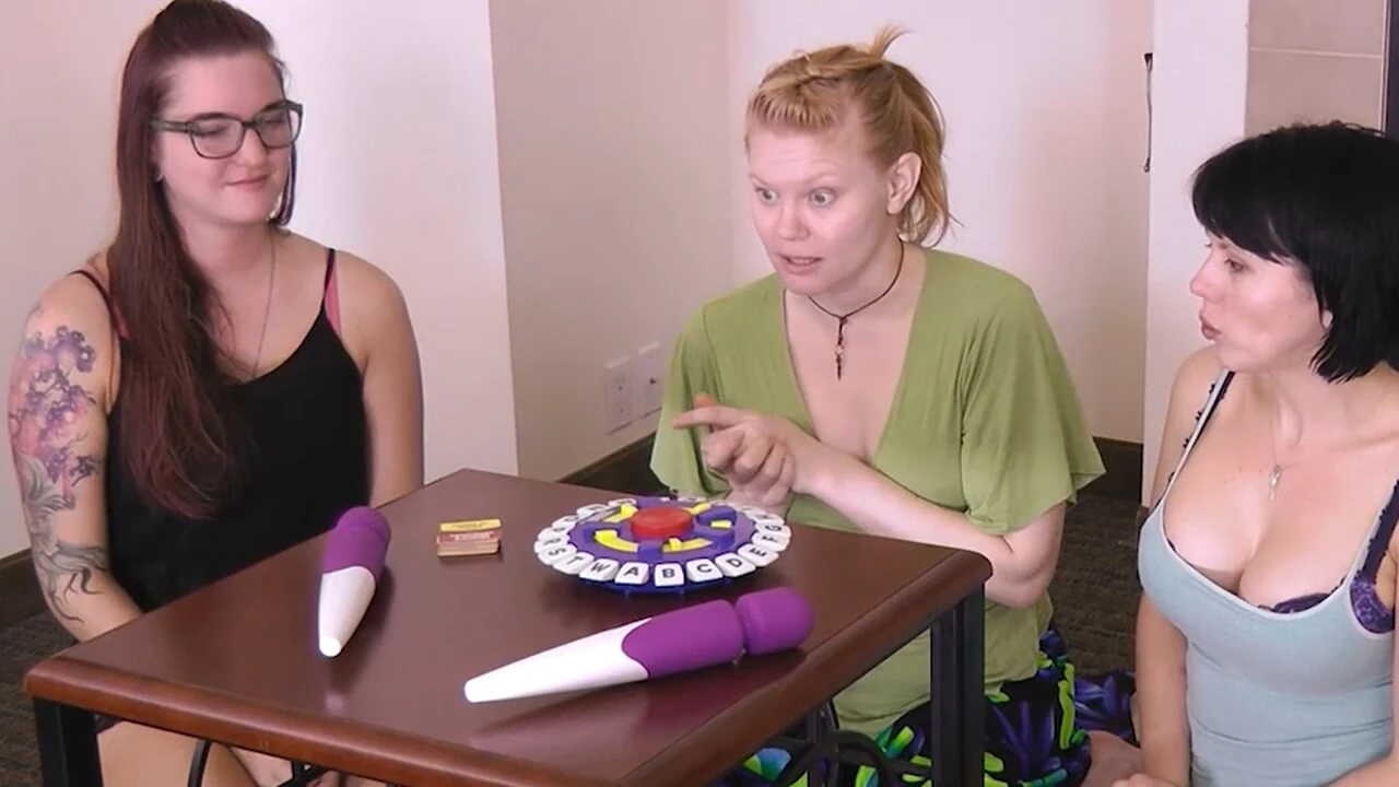 Ella sigue siendo un objetivo tentador en este juego salvaje de strip torange