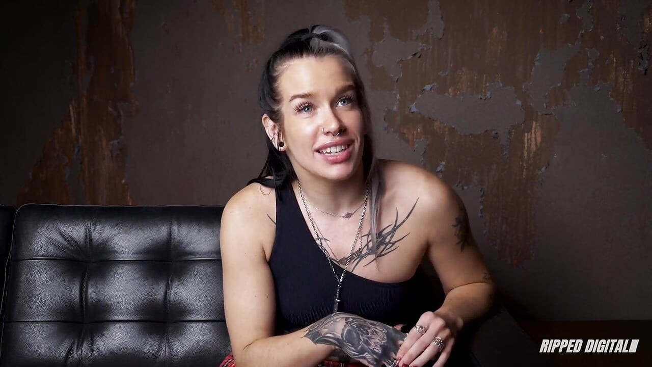 Submissive Slut Juicy Dubz Discovers Pleasure of Nipple Torment