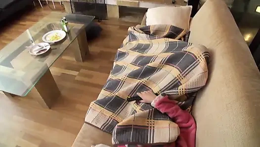 Диван, одеяло и секс с возбужденной Lucia Nieto