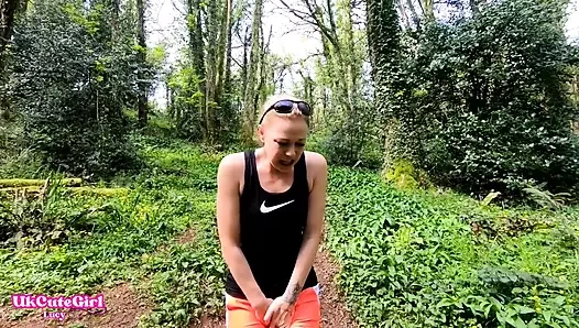 Sen izlerken dışarıda sevişmek zorunda kaldım: çaresizce koşu yapıyor