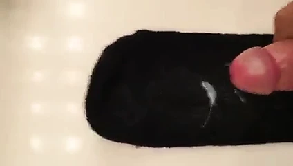 Kabuklu döl lekeli çorabın üstüne boşalma