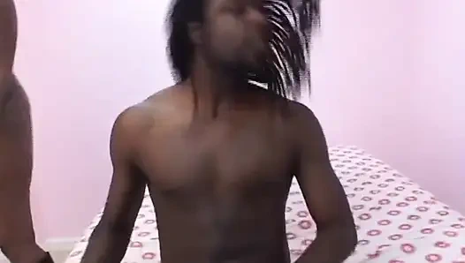 Siyah orta yaşlı seksi kadın büyük siyah yarak üzerinde