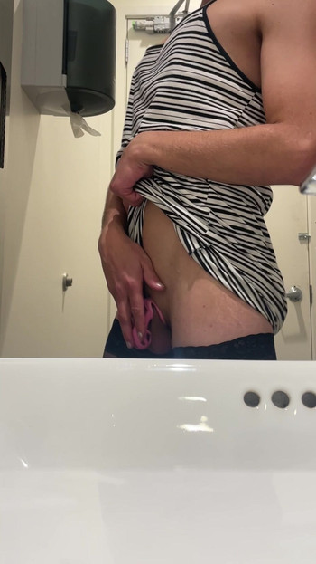 Pokazujem svoju tajnu u radnom WC-u