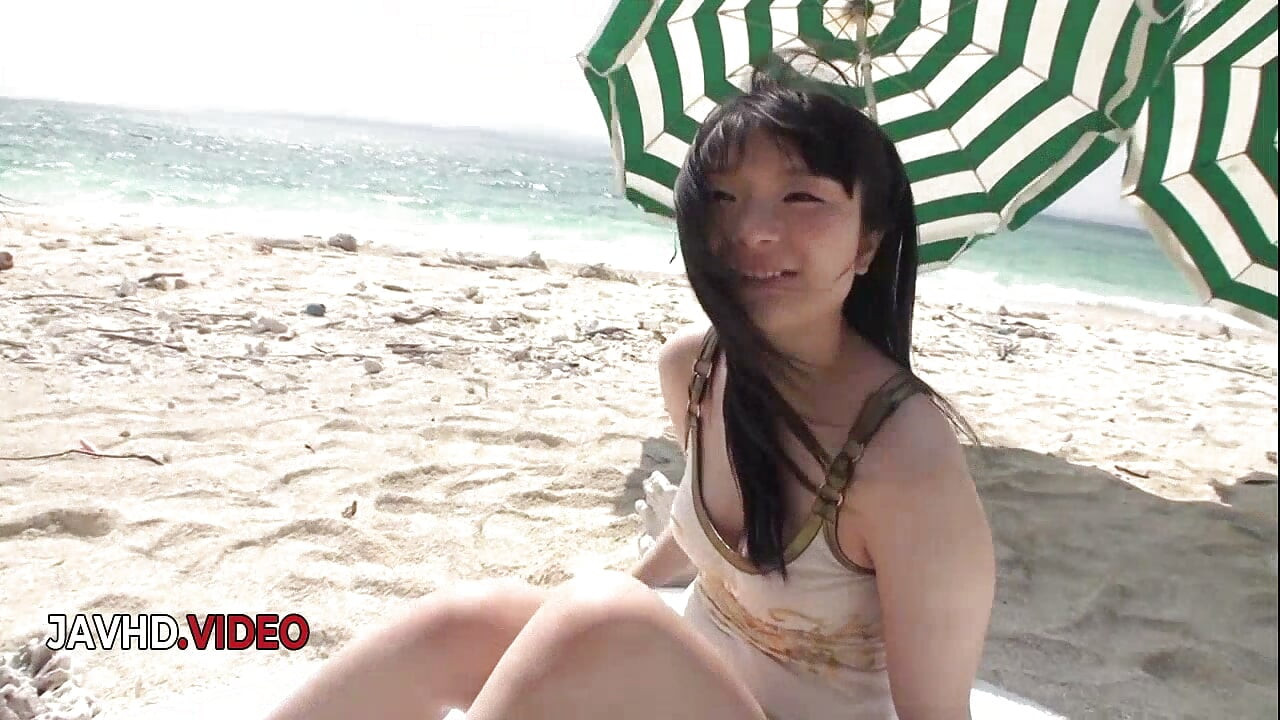 Hina Maeda en la playa al aire libre, trío con creampie