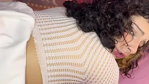 Kolumbianische Gothic-Schlampe fickt ihren Stiefbruder, bis sie ihn in ihren großen Arsch kommen lässt