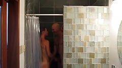 Nuru-kamera erwischt süßen teenager, der in der dusche gefickt wird