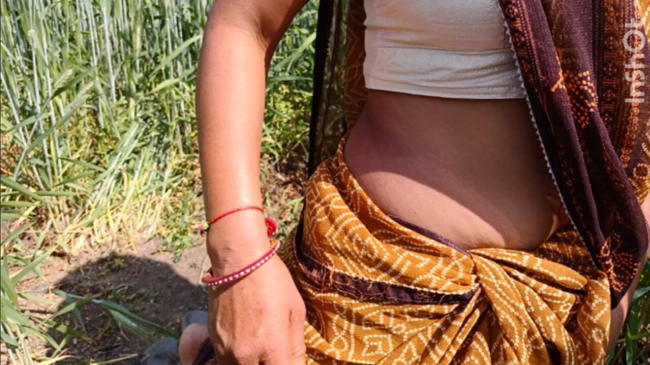 In the outdoor wheat field, she became a mare sucking a cock and fucking her pussy, in front of her father-in-law, daughter-in-law's ass was beaten in the open forest.