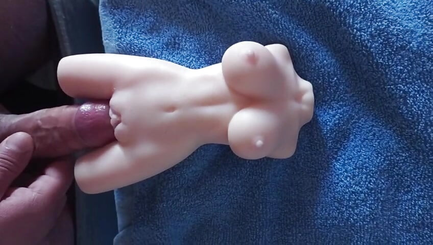 Bir bebeği sikiyor